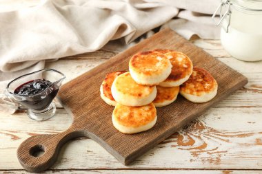 Lezzetli süzme peynirli krep ve reçelli masa.