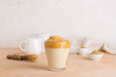 Masada bir bardak lezzetli dalgona hojicha latte.