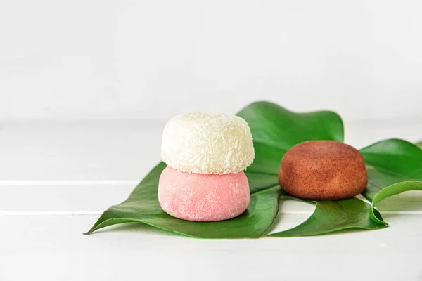 Tasty Japanese Mochi Palm Leaf Light Background — Stock Photo, Image