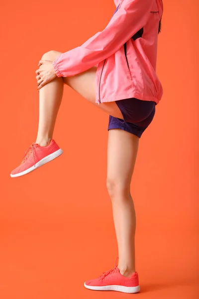 Αθλητική Νεαρή Γυναίκα Στο Φόντο Χρώμα — Φωτογραφία Αρχείου
