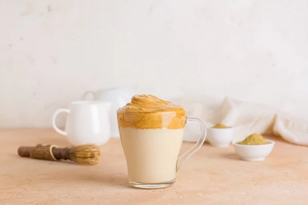 Tazza Vetro Gustosa Dalgona Hojicha Latte Sul Tavolo — Foto Stock