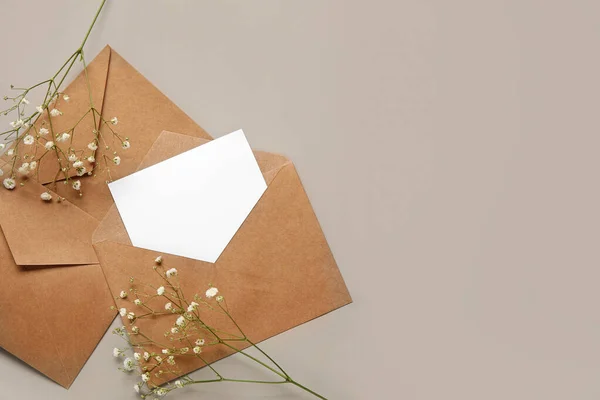 灰色の背景に空のカードと花の封筒 — ストック写真