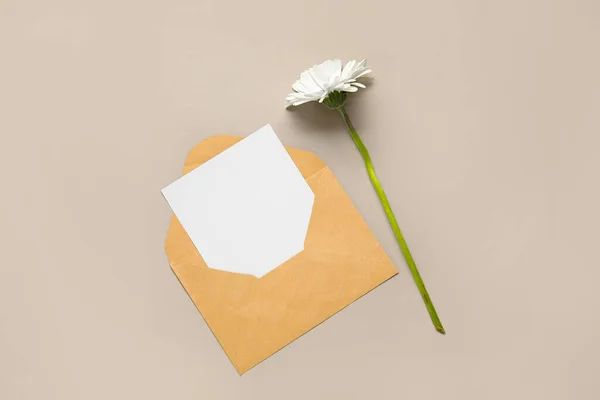Φάκελος Λευκή Κάρτα Και Λουλούδι Γκρι Φόντο — Φωτογραφία Αρχείου