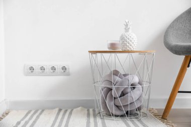 Işık duvarının yanındaki dekorlu masa