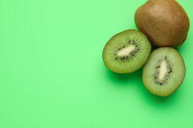 Renkli arkaplanlı taze kivi meyvesi