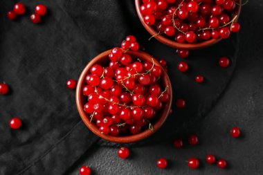 Siyah arka planda taze kırmızı üzümlü kaseler.