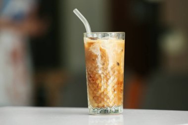 Masada bir bardak lezzetli buzlu kahve.