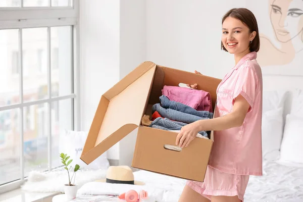 Jonge Vrouw Met Garderobe Doos Met Kleren Slaapkamer — Stockfoto