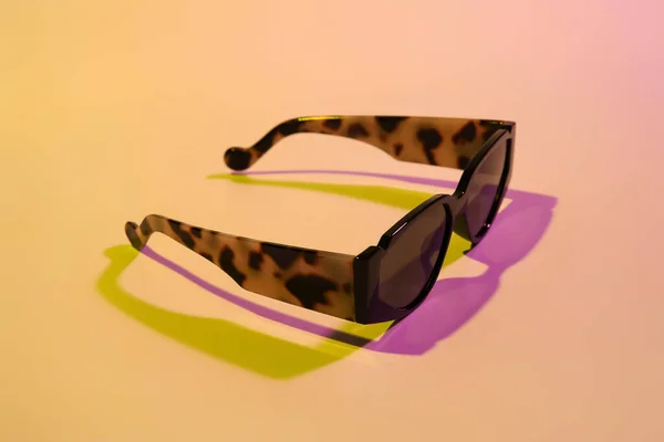 Stilvolle Weibliche Sonnenbrille Auf Farbigem Hintergrund — Stockfoto