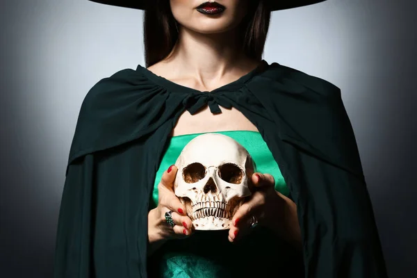 黑漆漆的年轻女巫 — 图库照片
