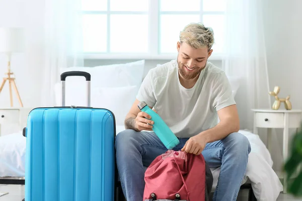 Male Tourist Packing Things Home — Stock Photo, Image