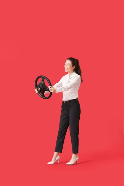 Joven Empresaria Con Volante Sobre Fondo Rojo — Foto de Stock