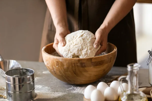 Köchin Bereitet Teig Auf Küchentisch Nahaufnahme — Stockfoto