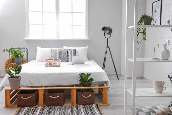 快適なベッド付きのスタイリッシュな部屋のインテリア — ストック写真