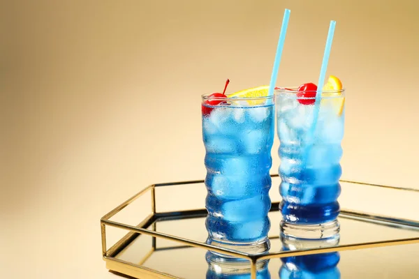 Gläser Blue Lagoon Cocktail Auf Farbigem Hintergrund — Stockfoto