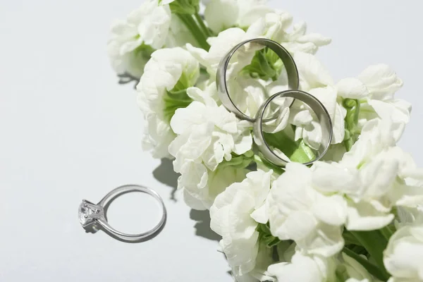 Anéis Casamento Belas Flores Fundo Branco — Fotografia de Stock
