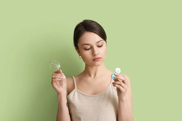 Mujer Joven Con Lentes Contacto Anteojos Sobre Fondo Color — Foto de Stock