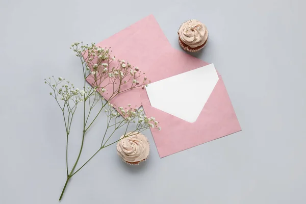 Enveloppen Met Blanco Kaart Cupcakes Grijze Achtergrond — Stockfoto