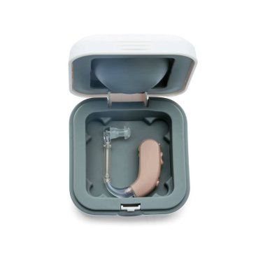 Beyaz arka plan üzerinde işitme cihazı ile kutu