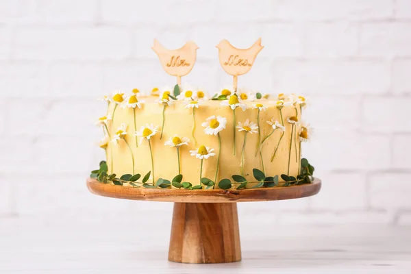 站在白色背景的美味婚礼蛋糕上 — 图库照片