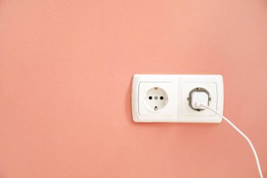 Renk duvarında fiş olan elektrik soketi