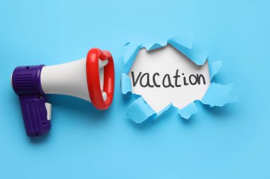 Oyuncak megafon ve kelime tatili yırtık renkli kağıtlardan görülebilir