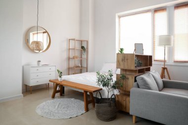 Ev bitkileriyle süslü bir yatak odası.