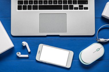 Renkli ahşap arka planda farklı modern aygıtlar