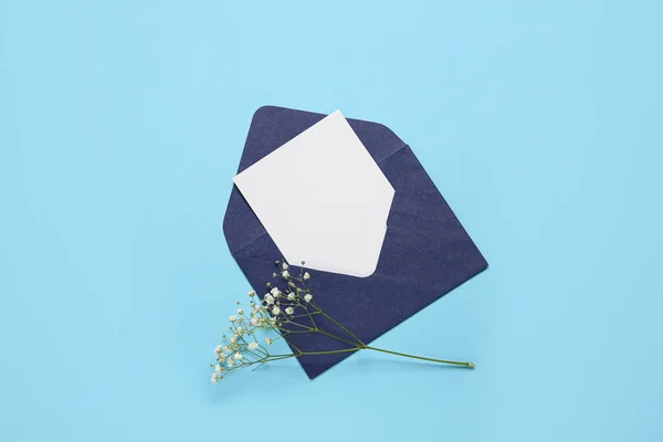 Renk Arkaplanı Üzerinde Boş Kart Çiçek Olan Zarf — Stok fotoğraf