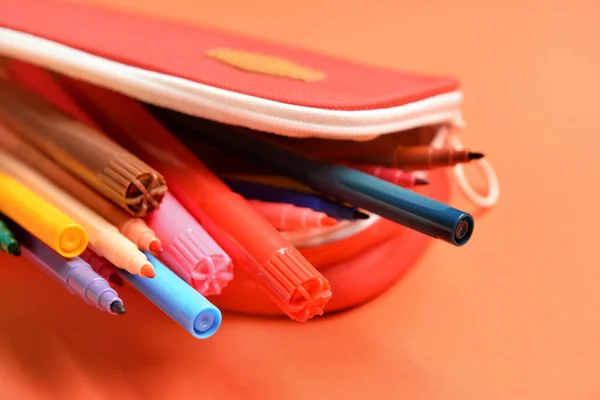 Étui Crayons Avec Marqueurs Colorés Sur Fond Couleur — Photo
