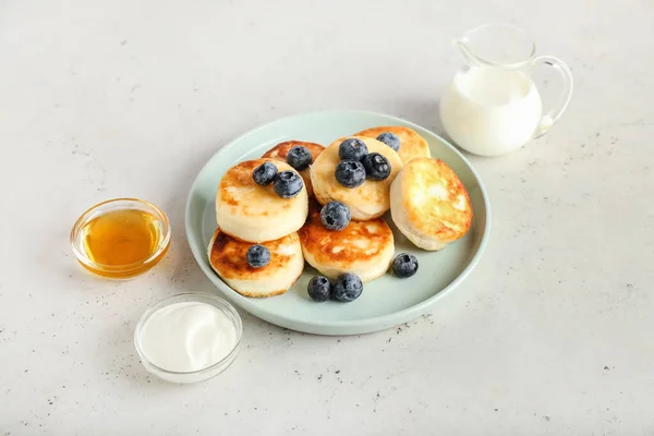 Plate Tasty Cottage Cheese Pancakes Sour Cream Honey Blueberry Light — Stock Photo, Image