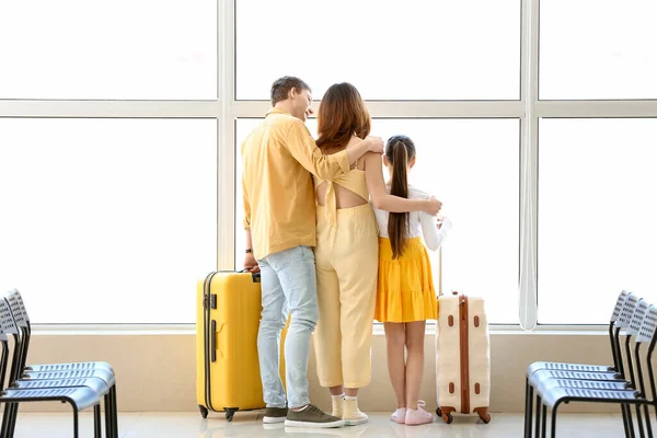 Familie Wartet Flughafen Auf Ihren Flug — Stockfoto