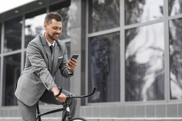 Biznesmen Telefonem Komórkowym Jazda Rowerze Ulicy Miasta — Zdjęcie stockowe