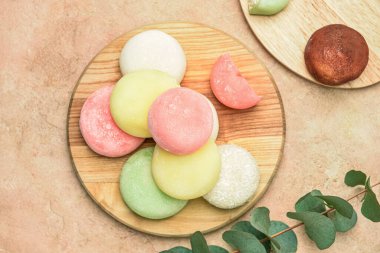 Ahşap tahtalar ve arkaplanda lezzetli Japon mochi 'si.
