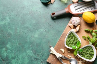 Renkli arkaplanda lezzetli pesto soslu kompozisyon