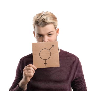 Beyaz arka planda ikili olmayan genç adam