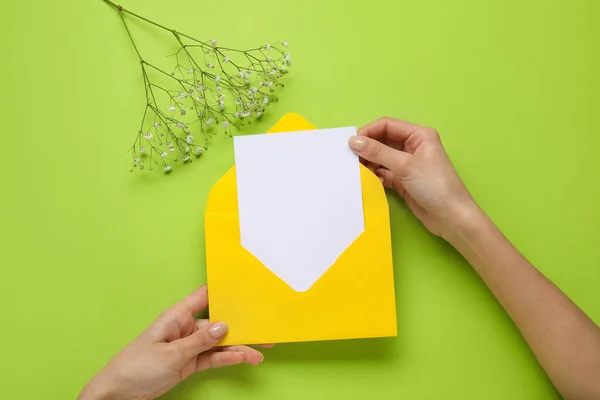 Vrouwelijke Handen Met Enveloppe Blanco Kaart Kleur Achtergrond — Stockfoto