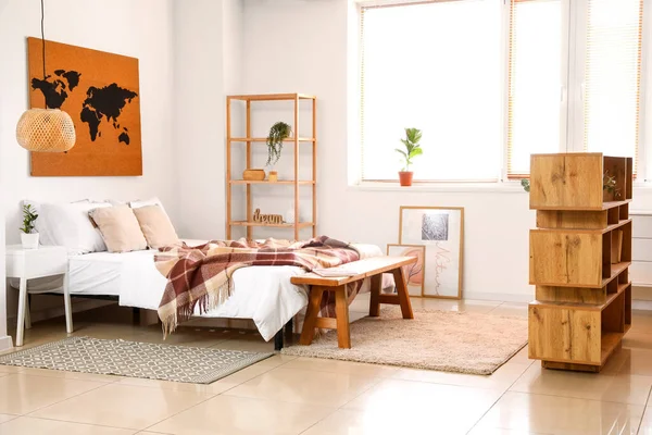 Interieur Van Stijlvolle Kamer Met Comfortabel Bed — Stockfoto