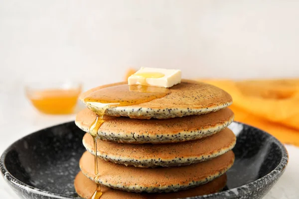 Mangkuk Pancake Lezat Dengan Madu Dan Mentega Latar Belakang Cahaya — Stok Foto