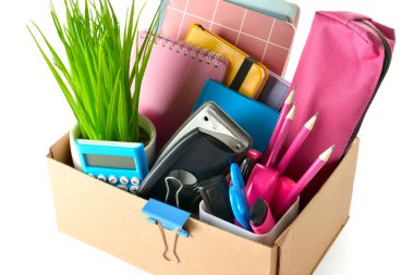 Beyaz arka planda kişisel eşyaları olan bir kutu. İşten çıkarma kavramı