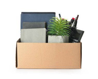 Beyaz arka planda kişisel eşyaları olan bir kutu. İşten çıkarma kavramı