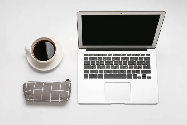 Stijlvolle Pennenzak Kopje Koffie Moderne Laptop Witte Achtergrond — Stockfoto