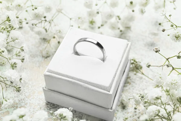 Caja Con Anillo Boda Flores Gypsophila Mesa Ligera —  Fotos de Stock