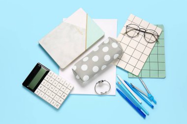 Şık kalem kutusu, kadın aksesuarları ve renk arkaplanındaki kırtasiye malzemeleri