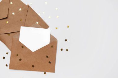 Beyaz arkaplanda boş kartı olan zarflar