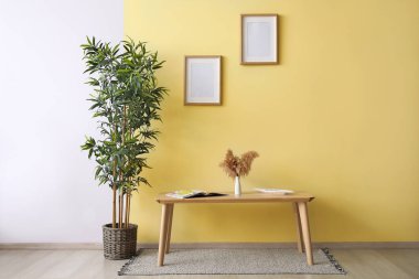 Masası olan şık bir oturma odası.