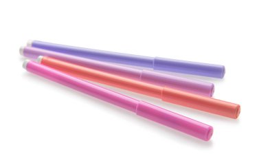 Beyaz arkaplanda farklı renkli işaretler