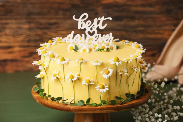 Lezzetli Düğün Pastası Renkli Masaya Yazılmış Iyi Gün — Stok fotoğraf