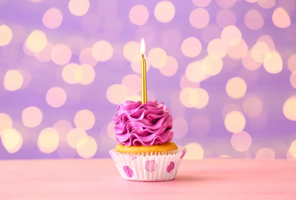 Smaklig Födelsedag Cupcake Med Brinnande Ljus Bordet Mot Suddiga Ljus — Stockfoto