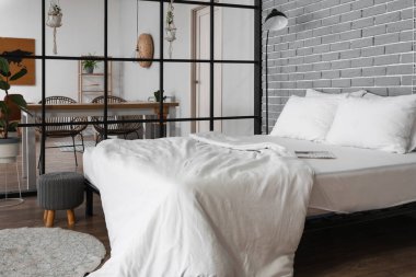 Katlanmış perdeli şık bir yatak odası.